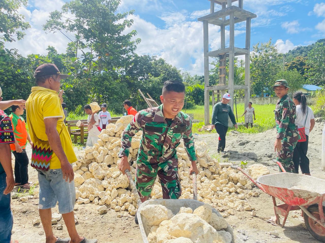 Personil Satgas Yonif 122/TS Bersama Masyarakat Gotong Royong Membangun Gereja di Papua