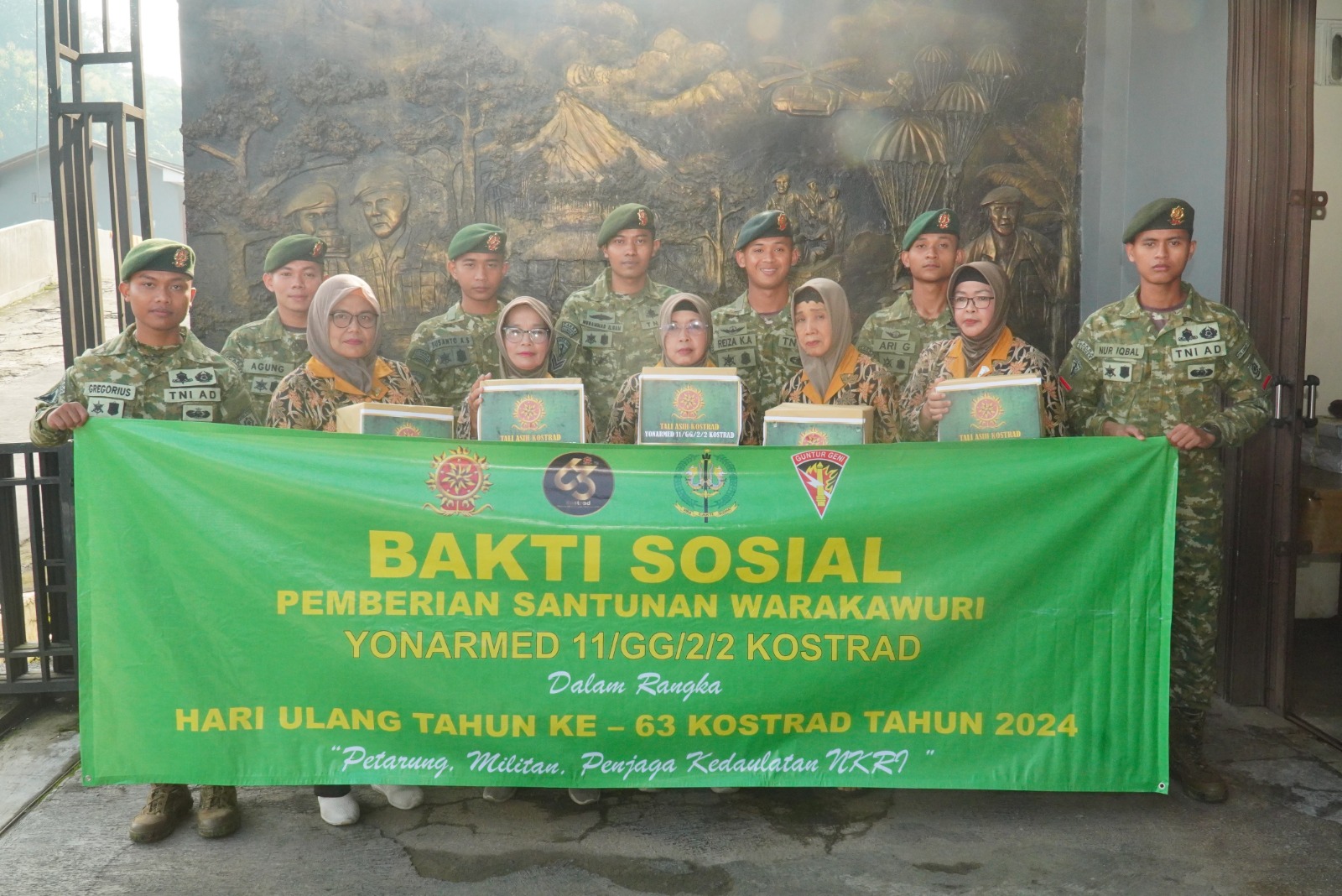 HUT Kostrad Ke 63 Tahun, Yonarmed 11/GG/2/2 Kostrad Bagikan Sembako Ke Warakawuri