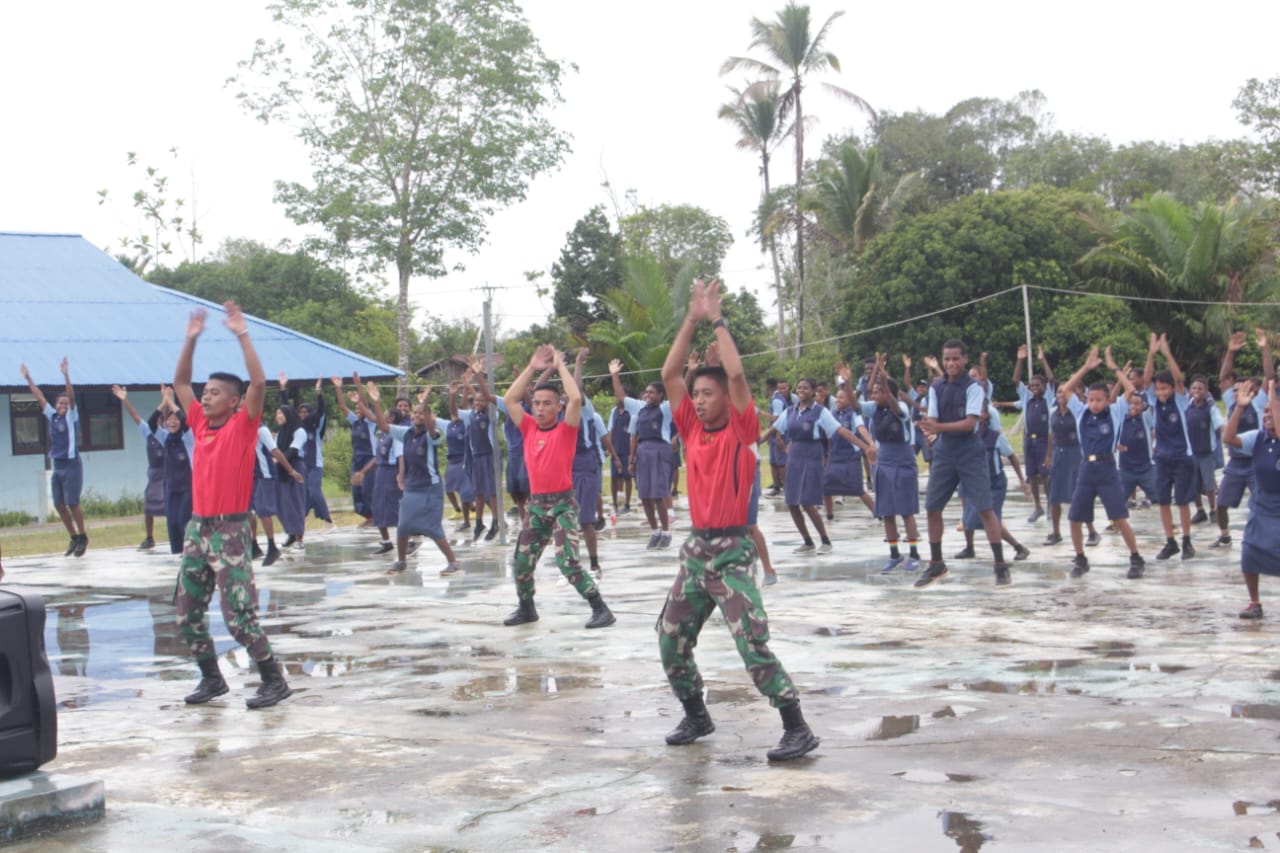Senam Pagi Gembira, Satgas Yonif 125/SMB Bersama Siswa SMP Negeri 1 Citak Mitak