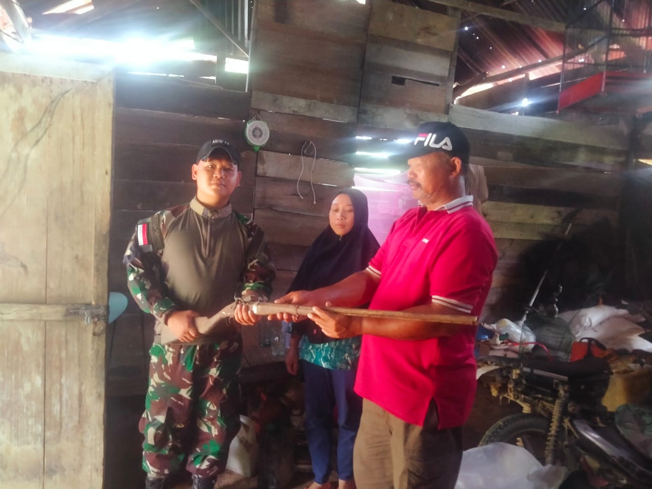 Sukarela, Warga Serahkan 1 Pucuk Senpi Rakitan Kepada Satgas Pamtas RI-Malaysia Yonarmed 16/TK