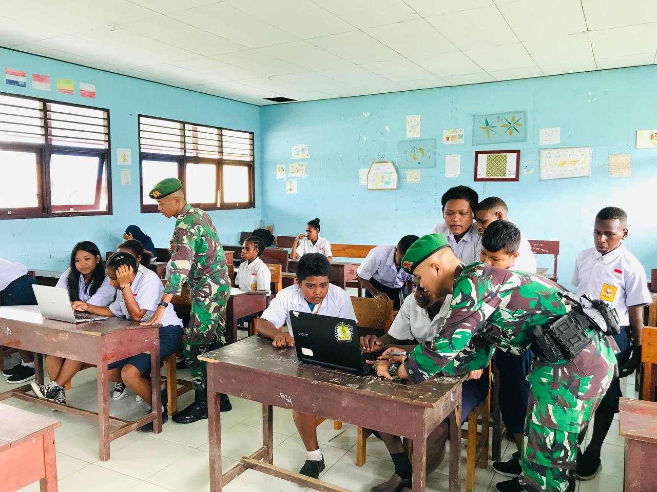 Satgas Yonif 125/SMB Ajarkan Ilmu Komputer Kepada Siswa Di Perbatasan