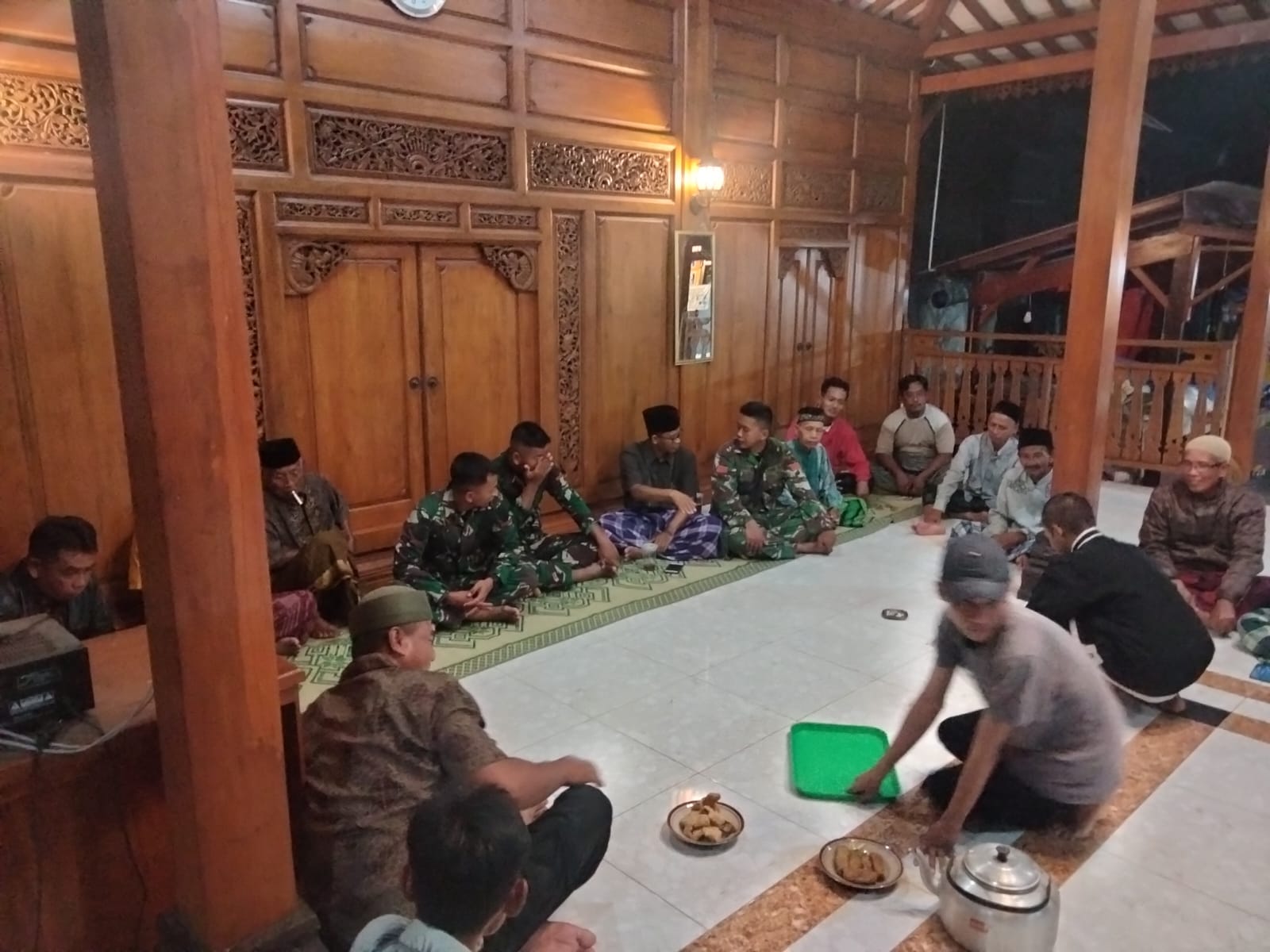 Anggota Satgas TMMD Ikut Kendurian Warga Gedongan