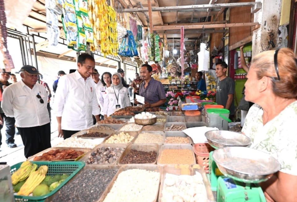 Presiden Jokowi Kunjungi Pasar Kawat Tanjungbalai, Cek Harga dan Stok Bahan Pokok