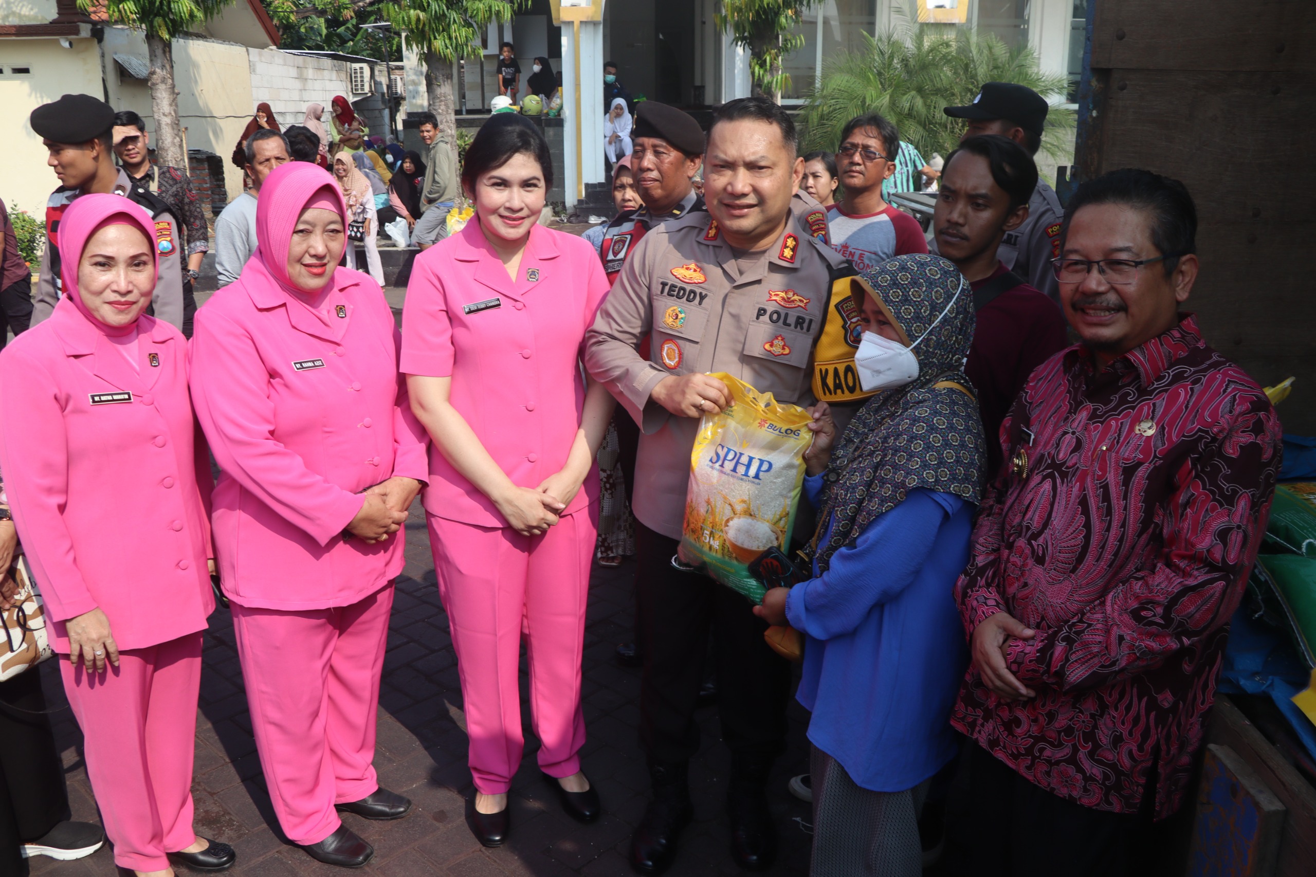 Polres Pasuruan Bersama Bhayangkari dan Pemkab Gelar “Bazar Sembako Murah Ramadhan”