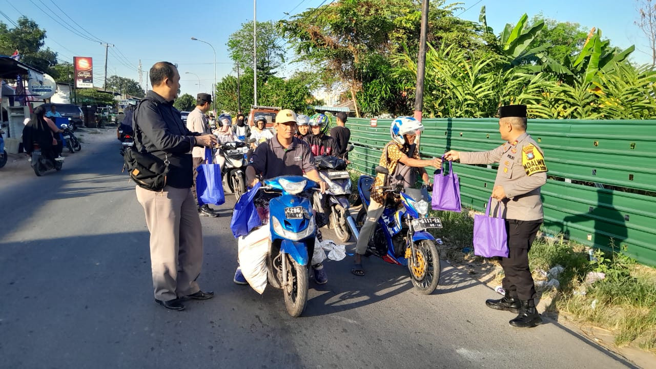 Jelang Berbuka Puasa, Polsek Sagulung dan Ormas Melayu Raya Bagikan Ratusan Paket Takjil ke Masyarakat