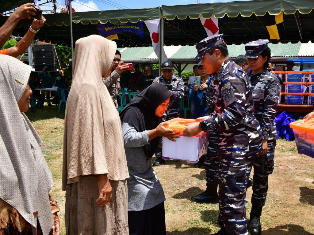 TNI AL Salurkan Bantuan Kemanusiaan Bagi Korban Gempa di Jawa Timur