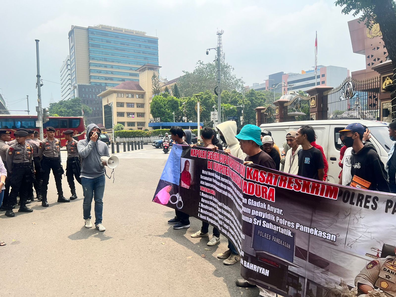 Mabes Polri Didemo Lantaran Kasus Nenek Bahriyah, Pamekasan Progres Minta Kapolres dan Kasatreskrim Dicopot