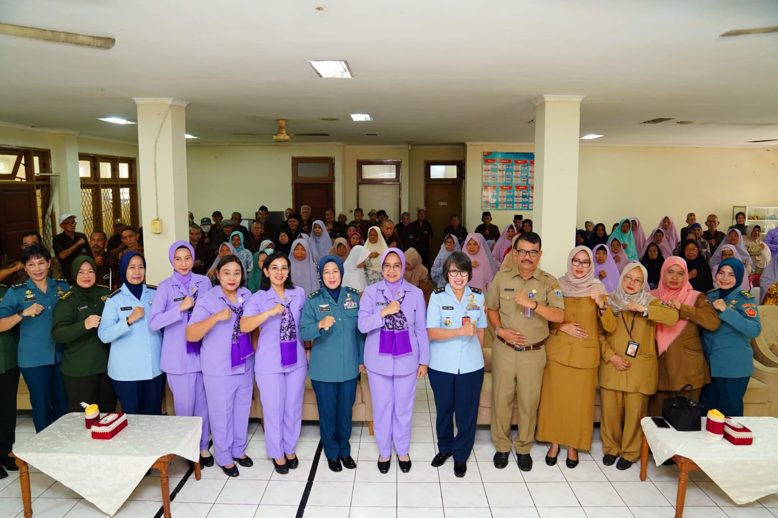 Ibu Raksa Tri Anggana Tantri Dan Wanita TNI Gelar Bhakti Sosial Di Panti Jompo