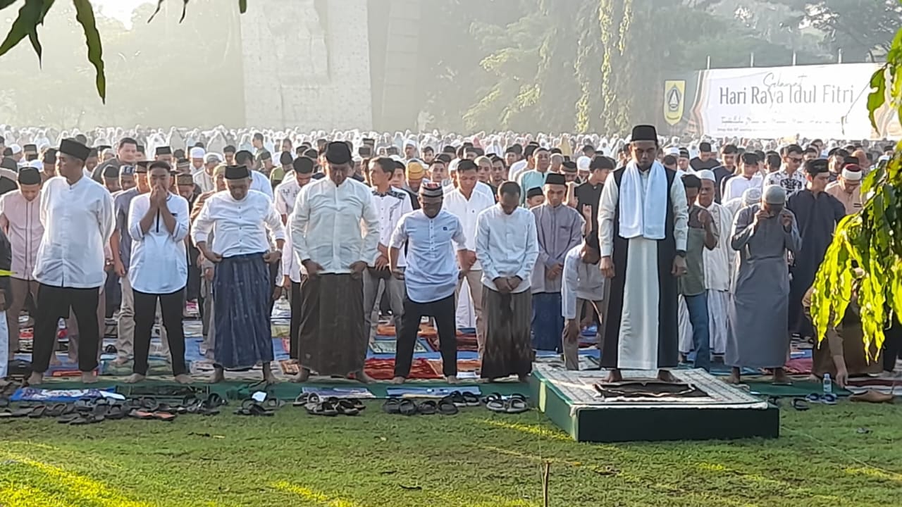 Dandim 0621/Kab. Bgr melaksanakan sholat ideul Fitri di Lapangan Tegar Beriman Kab. Bogor