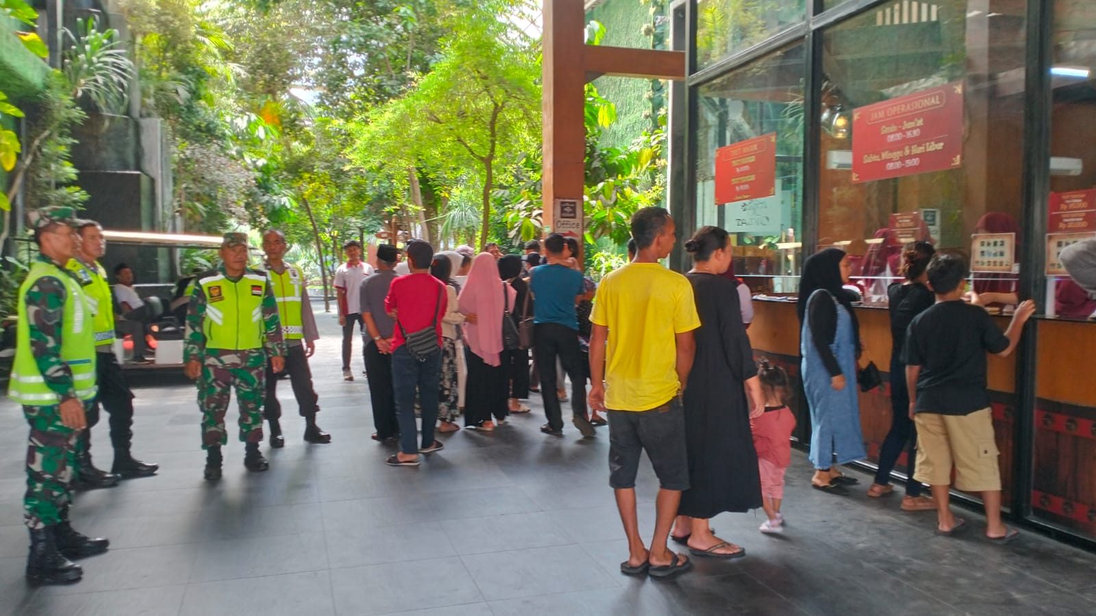 Koramil 0808/10 Kademangan Bersama Polsek Kademangan Laksanakan Patroli Wilayah, Yakinkan Aman Pasca Lebaran
