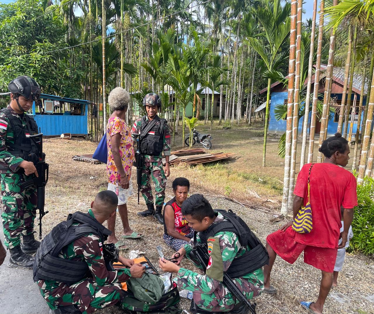 Kepedulian Satgas Yonif 122/TS Kepada Masyarakat Dengan Memberikan Pelayanan Kesehatan Keliling Gratis