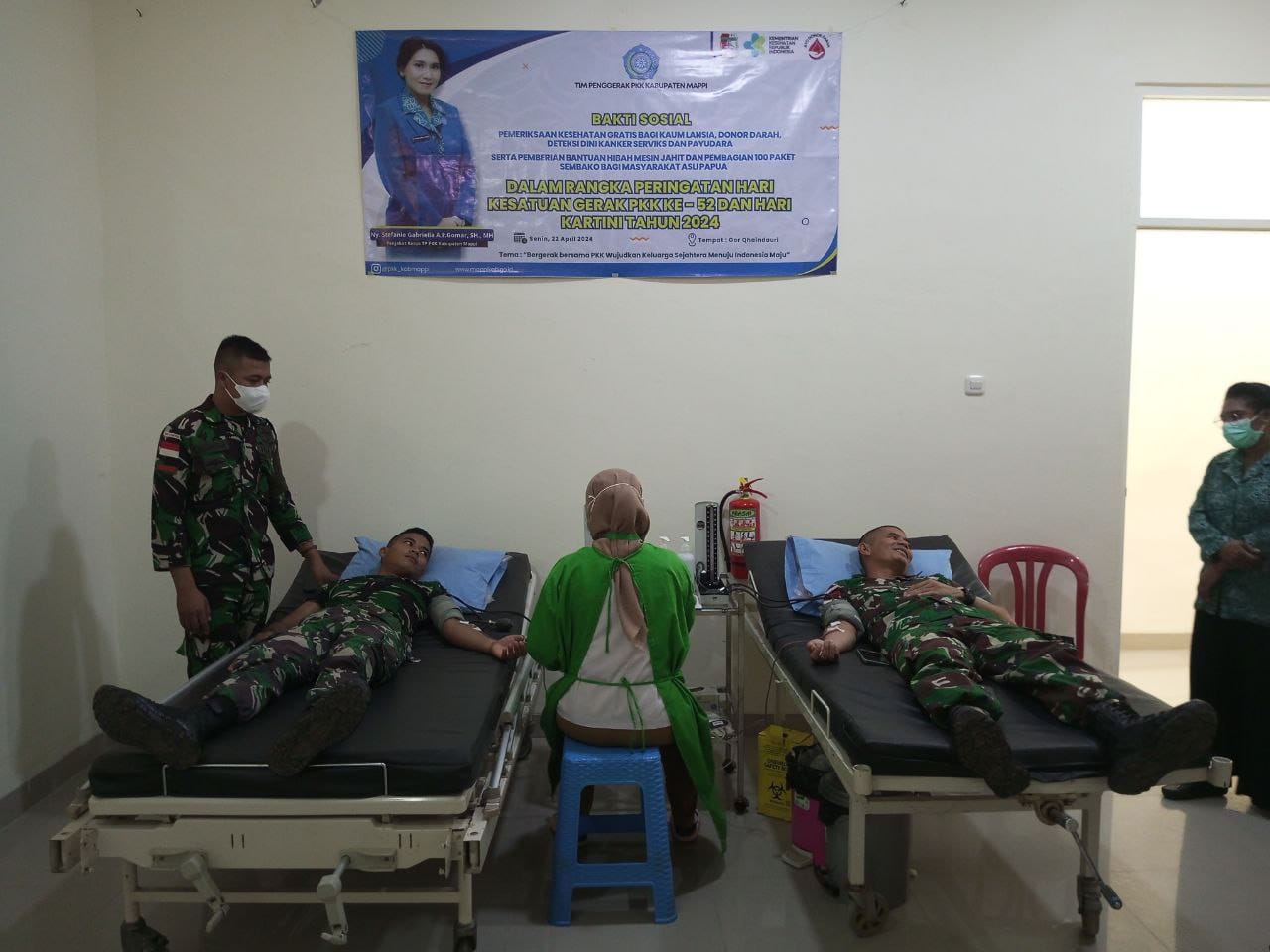 Satgas Yonif 125/SMB Laksanakan Donor Darah Dan Berikan Pelayanan Kesehatan Dalam Rangka Hari Kartini