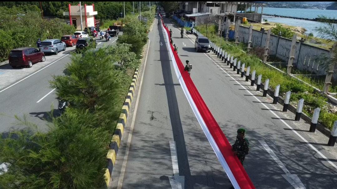 Pencapaian Rekor Muri Personel Satgas Yonif 122/TS Bersama Pemda Pembentangan Bendera Merah Putih Terpanjang di Peringatan 61 Tahun Integrasi Papua