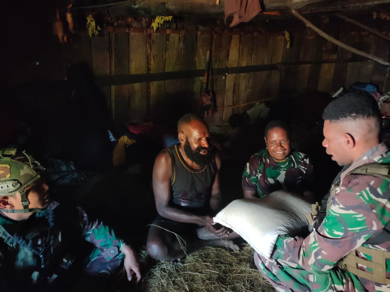 Tak Berjarak, Ksatria Buaya Putih Berkunjung ke Honai Mama Papua