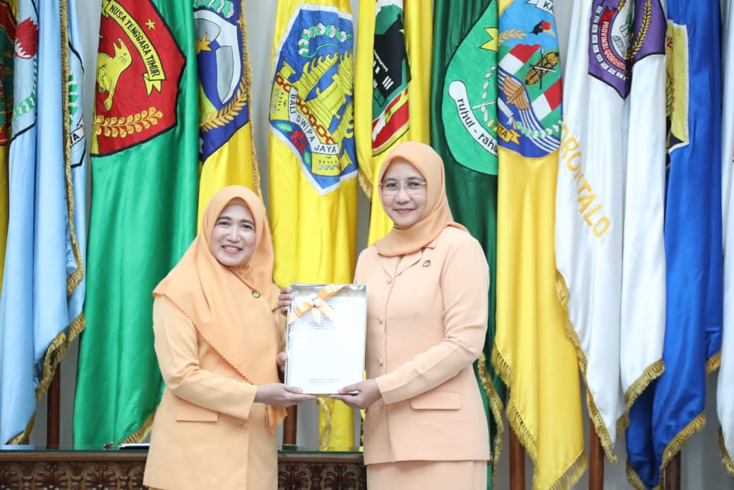 Serah Terima Jabatan Ketua DWP Kemendagri, Nani Suhajar Apresiasi Dedikasi dan Kinerja Anggota