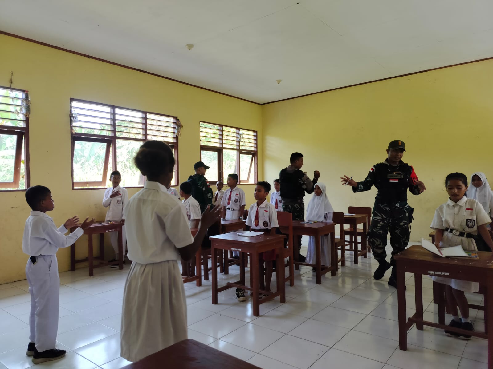 Tumbuhkan Nasionalisme, Satgas Yonif 122/TS Berikan Gadik Wawasan Kebangsaan Kepada Murid Sekolah di Perbatasan
