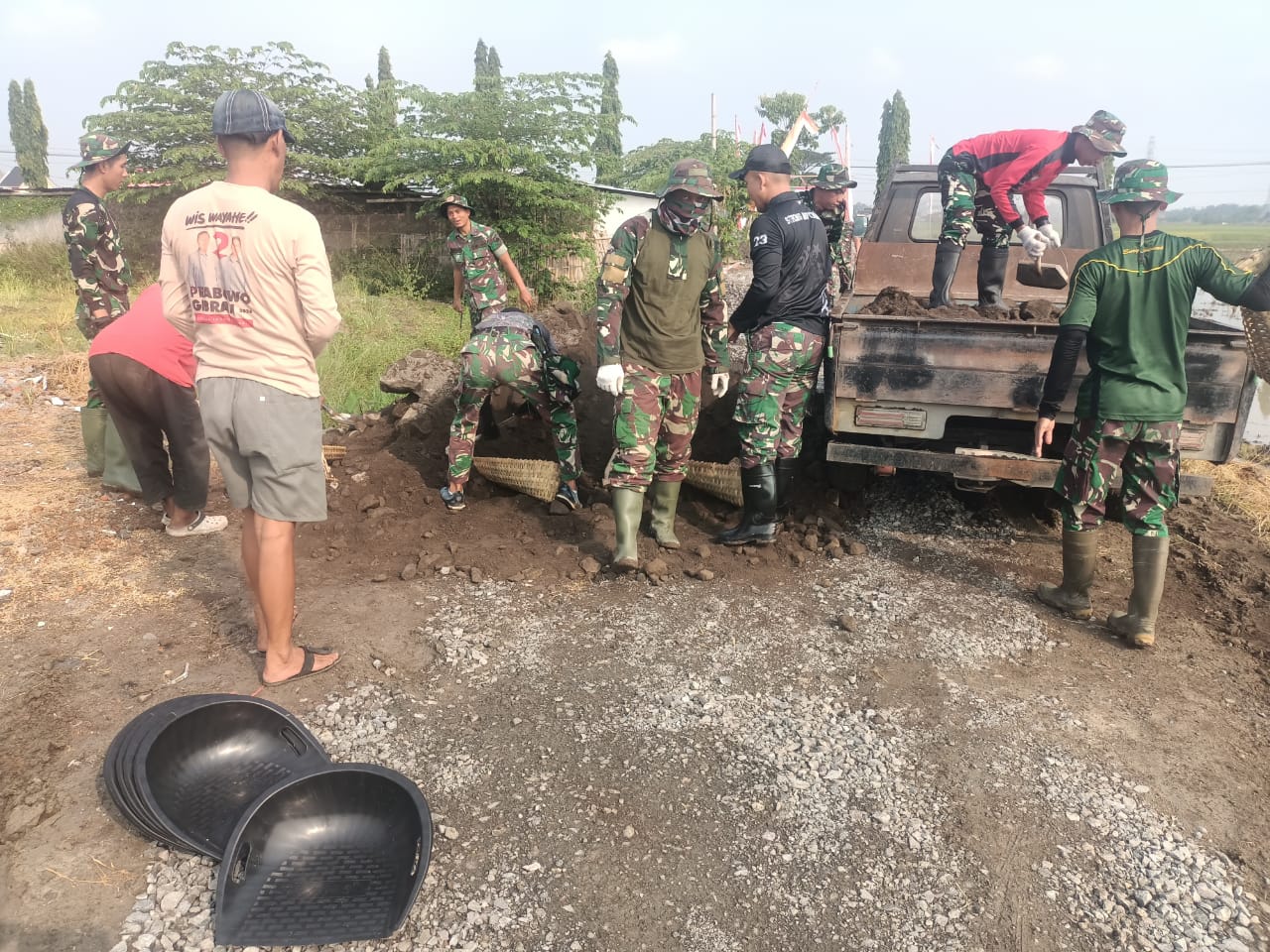 Perjuangan Satgas TMMD ke 120 Kodim 0726/Sukoharjo, Langsir Material Pasir Ke Titik Pengecoran