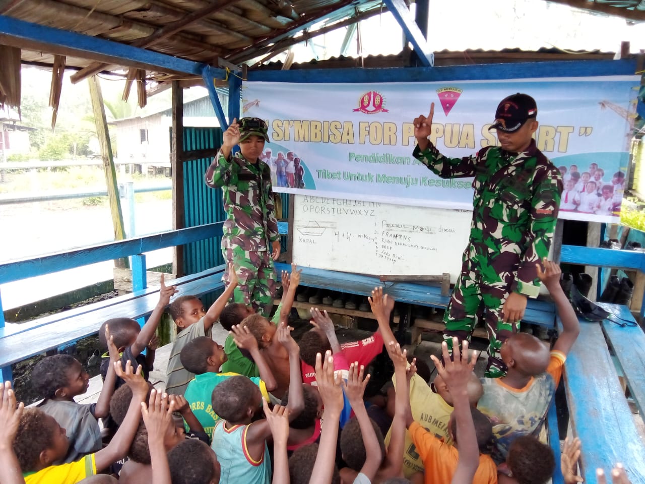 Isi Kegiatan di Masa Libur Sekolah, Satgas Yonif 125/SMB Ajak Anak Anak Belajar Calistung