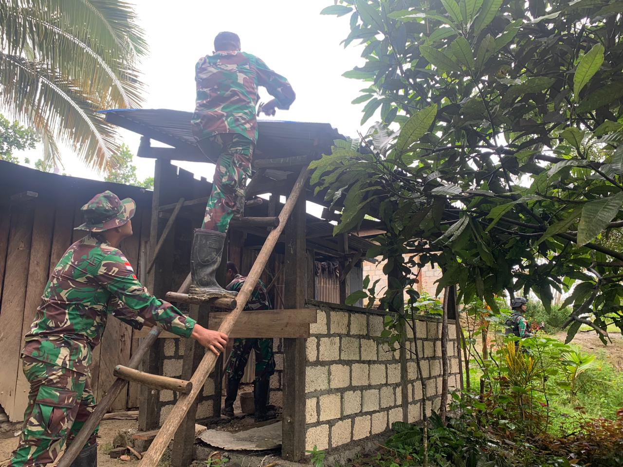 Tingkatkan Kesejahteraan Masyarakat, Satgas Yonif 122/TS Membangun Fasilitas Umum MCK di Kampung Kalifam Papua