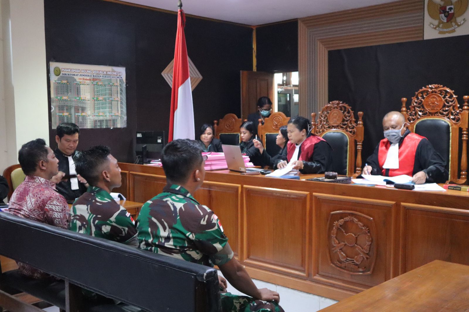 Bentuk Ketegasan Satgas Yonif 122/TS Mengawal Proses Hukum 4 WNA Asal Papua Nugini Pelanggar Batas Negara Indonesia