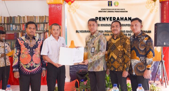 Sukarno Ali Serahkan Remisi Khusus Waisak Tahun 2024 Kepada 9 Warga Binaan Rutan Cipinang
