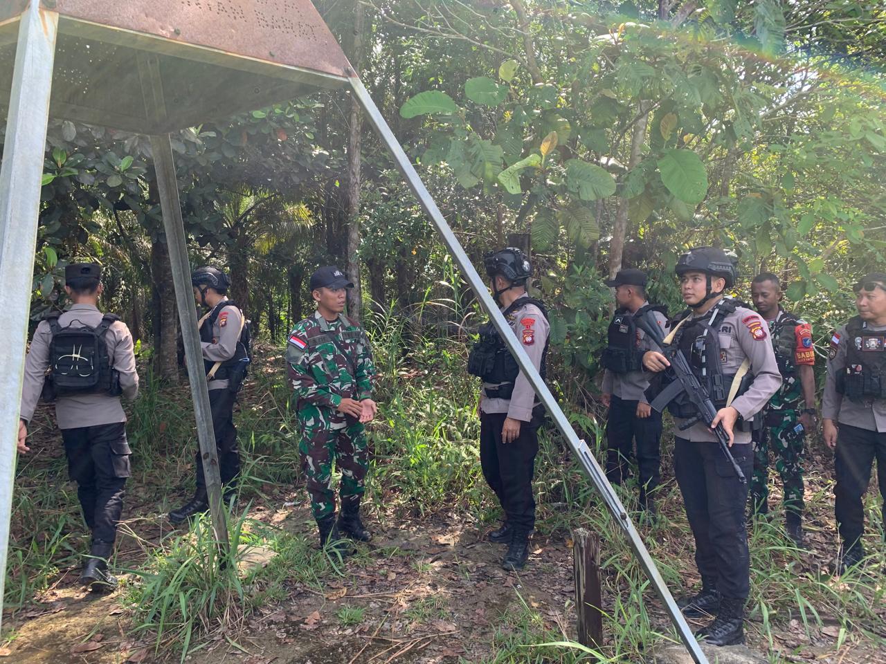 Sinergi Jaga Perbatasan, Satgas Pamtas RI-Malaysia Yonarmed 16/TK Laksanakan Patroli Bersama Polri