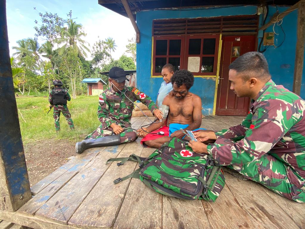 Hadir Ditengah-Tengah Masyarakat Perbatasan Papua, Satgas Yonif 122/TS Gelar Pelayanan Kesehatan Gratis