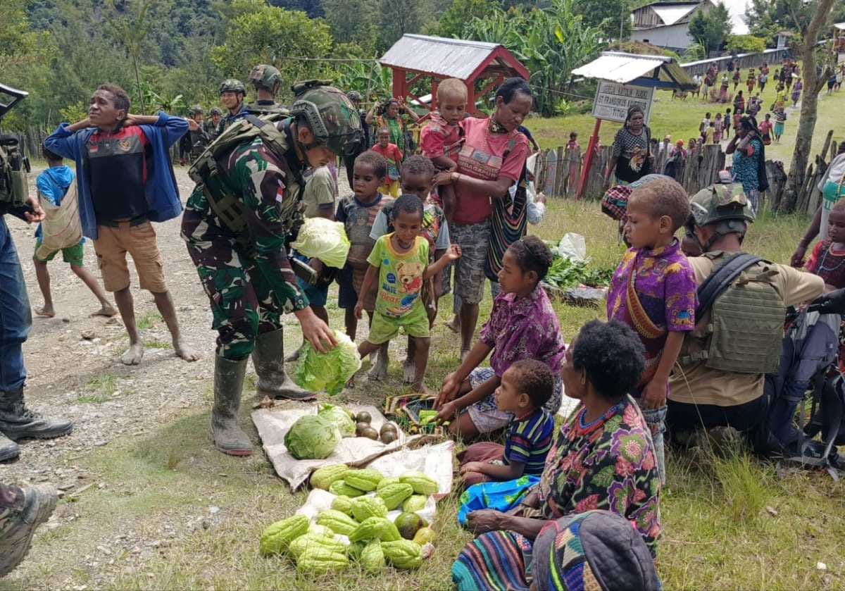 Borong Jualan Mama Papua, Cara Komsos TK Titigi Satgas Yonif 509 Kostrad