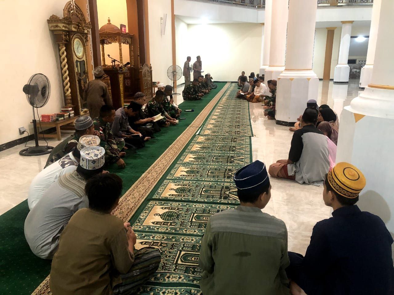 Dekatkan Diri Dengan Warga Satgas Yonif 125/SMB Hadiri Yasinan di Masjid Al-Anshar