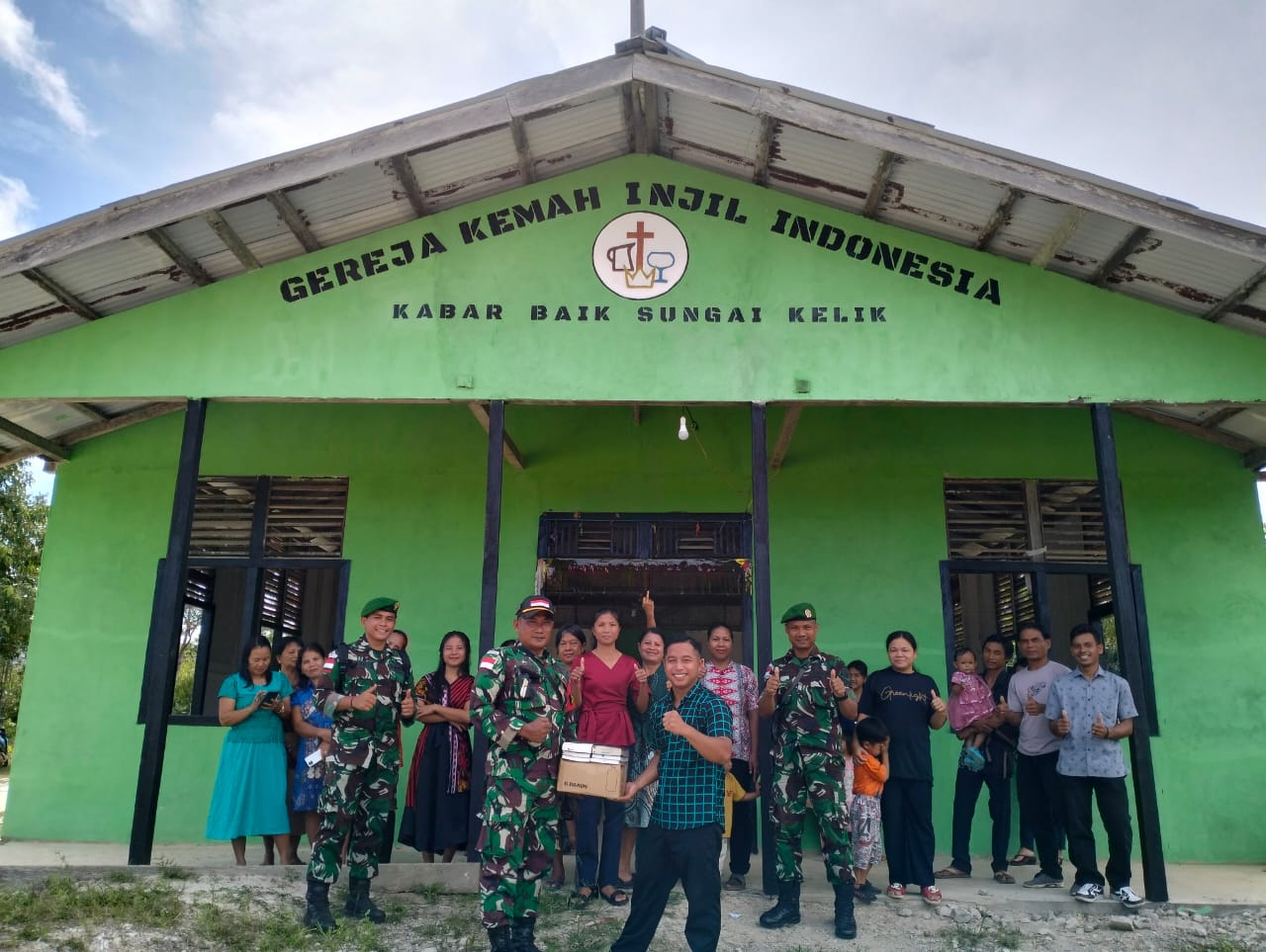 Satgas Pamtas RI-Malaysia Yonzipur 5/ABW Berbagi Alkitab di Gereja Kemah Injil Indonesia