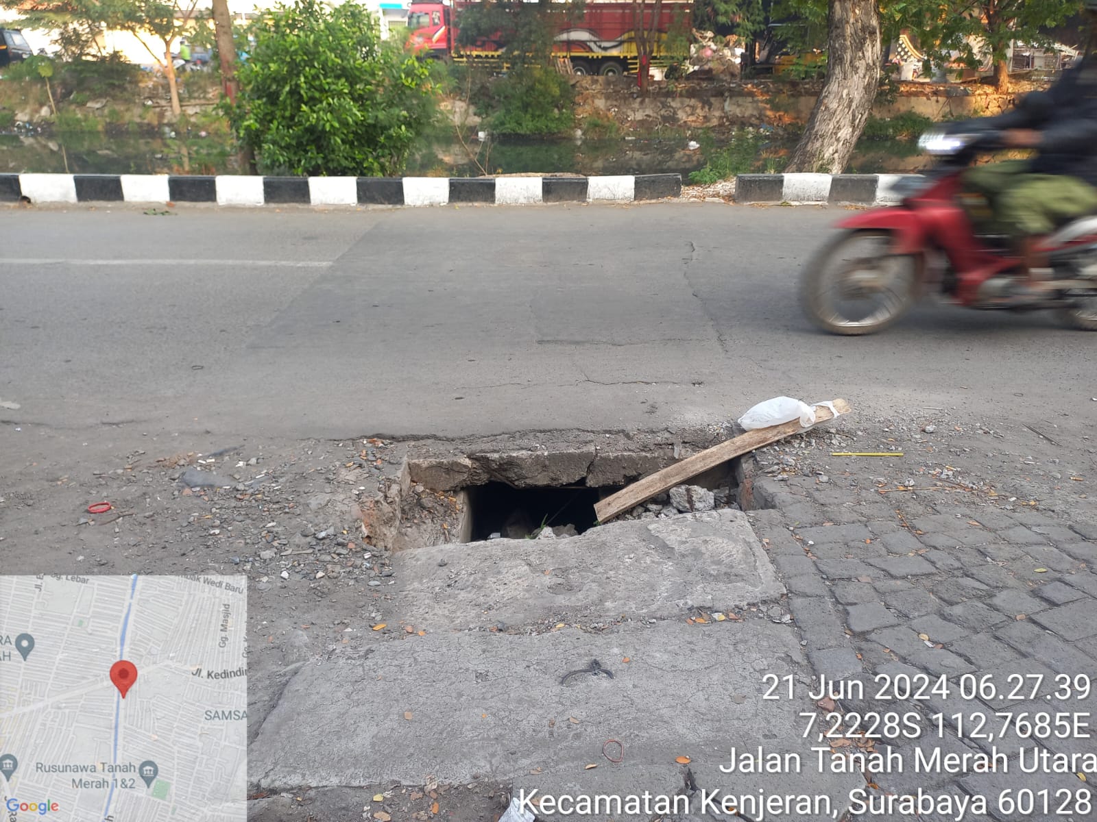 Tak Kunjung Diperbaiki Tutup Saluran Yang Rusak, Pengguna Jalan Tanah Merah Utara Merasa Was Was