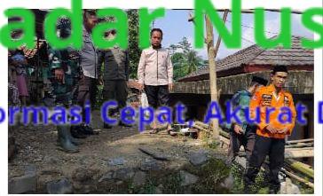 Polsek Nanggung Bersama Instansi Terkait Mengecek Lokasi TKP Adanya Tanah Longsor di Desa Nanggung Menimpa Dapur Rumah Warga Dan Bergotong Royong Untuk Membantu Rumah Yang Terkena Dampak Longsor