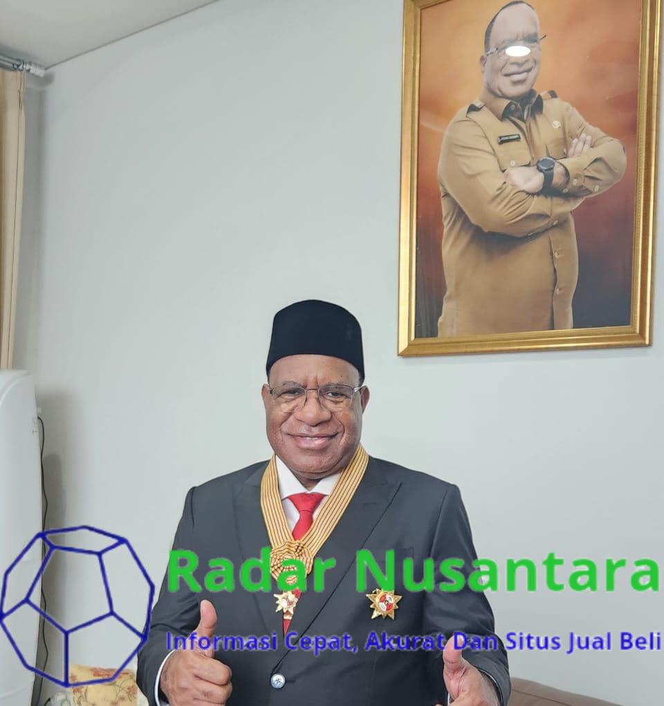 Wamendagri John Wempi Terima Penghargaan Bintang Jasa Utama dari Presiden Jokowi