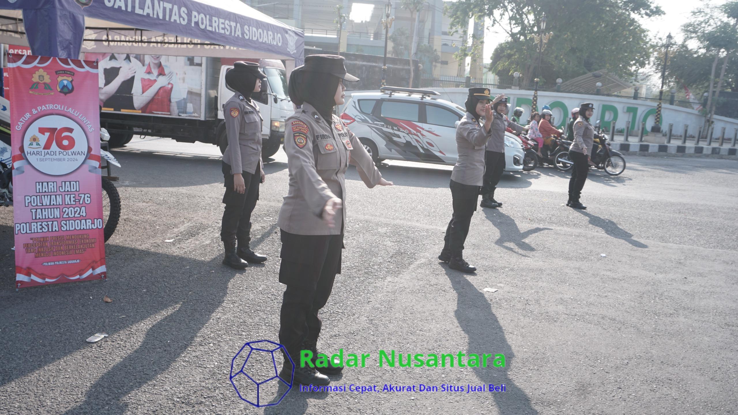 Aksi Simpatik Polwan Sapa Pagi Masyarakat Sidoarjo