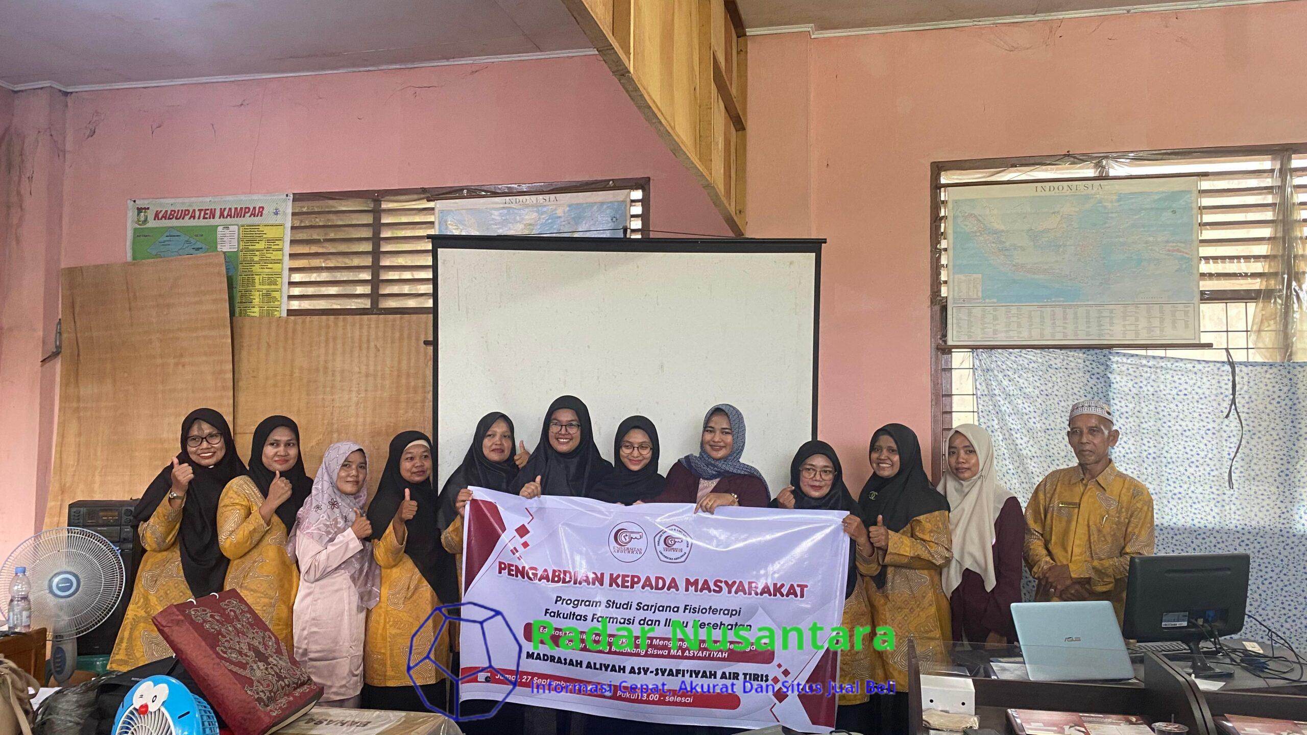 TIM PKM Program Studi D3 Fisioterapi Universitas Abdurrab Edukasi Pelajar Tentang Teknik Mengangkat Dan Mengangkut Untuk Menjaga Postur Tulang Belakang
