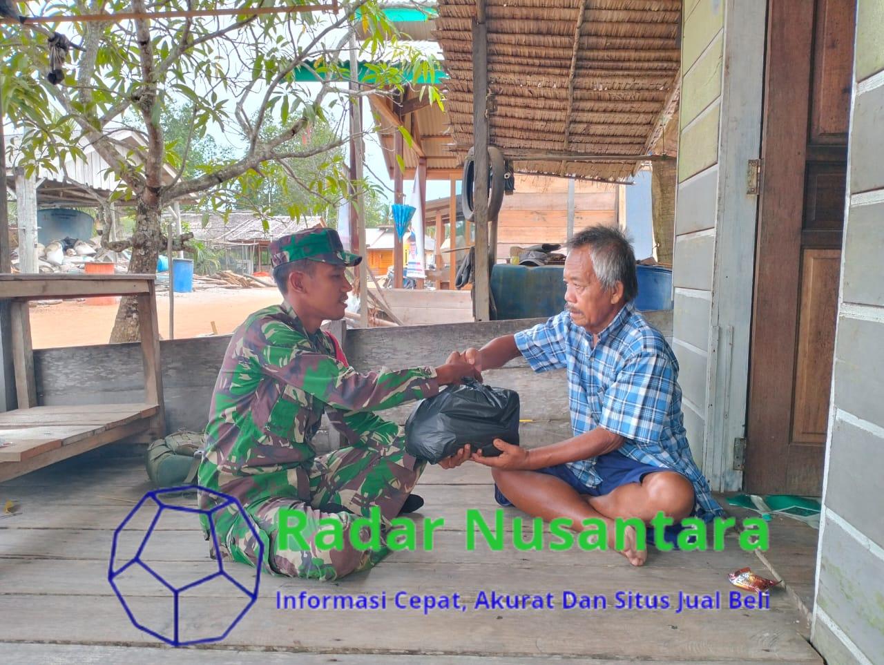 Babinsa Marok Kecil Serda Junaidi bagikan paket sembakau kepada warga binaan yang sangat membutuhkan warga kurang mampu