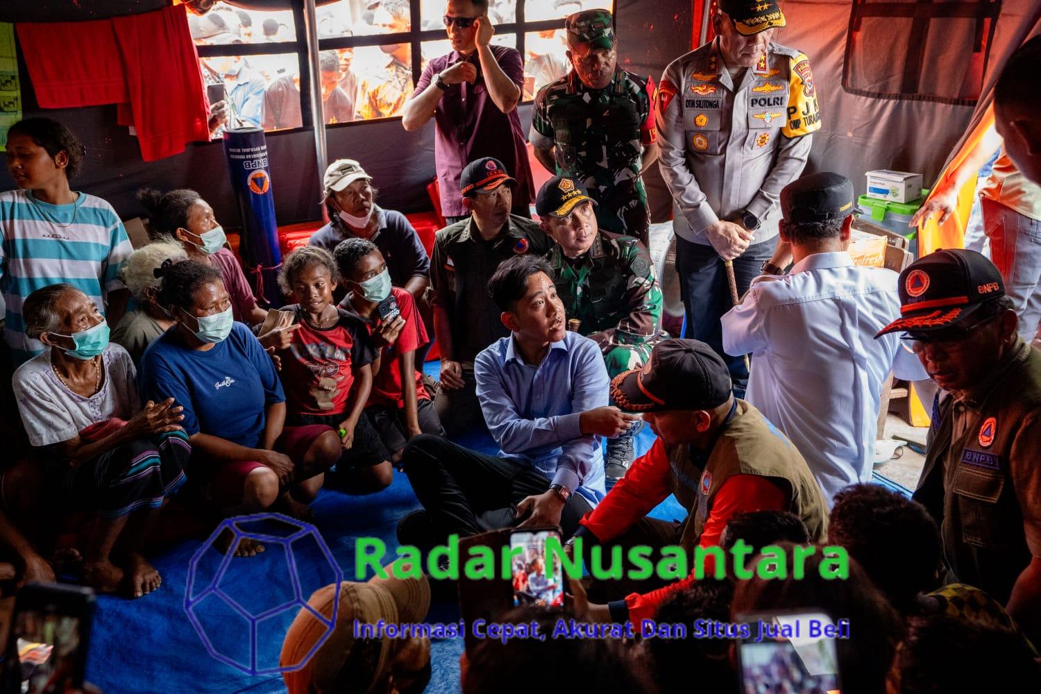 Panglima TNI Dampingi Wapres RI Tinjau Posko Pengungsian Korban Erupsi Gunung Lewotobi Laki-Laki di NTT