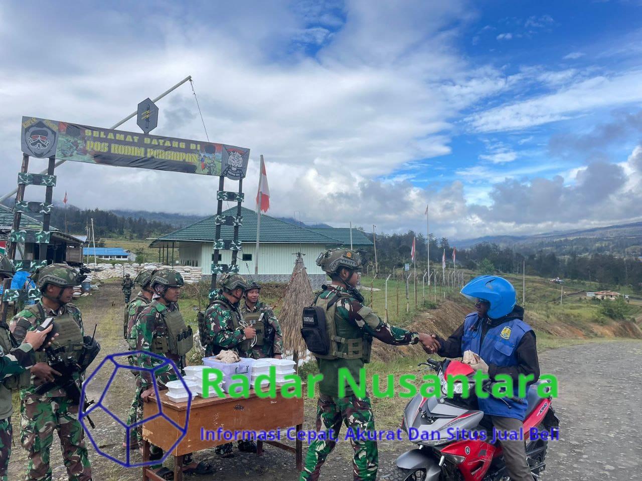 Jumat Berkah di Papua, Satgas Yonif 323 Buaya Putih Bagikan Makan Siang Gratis untuk Masyarakat Pedalaman