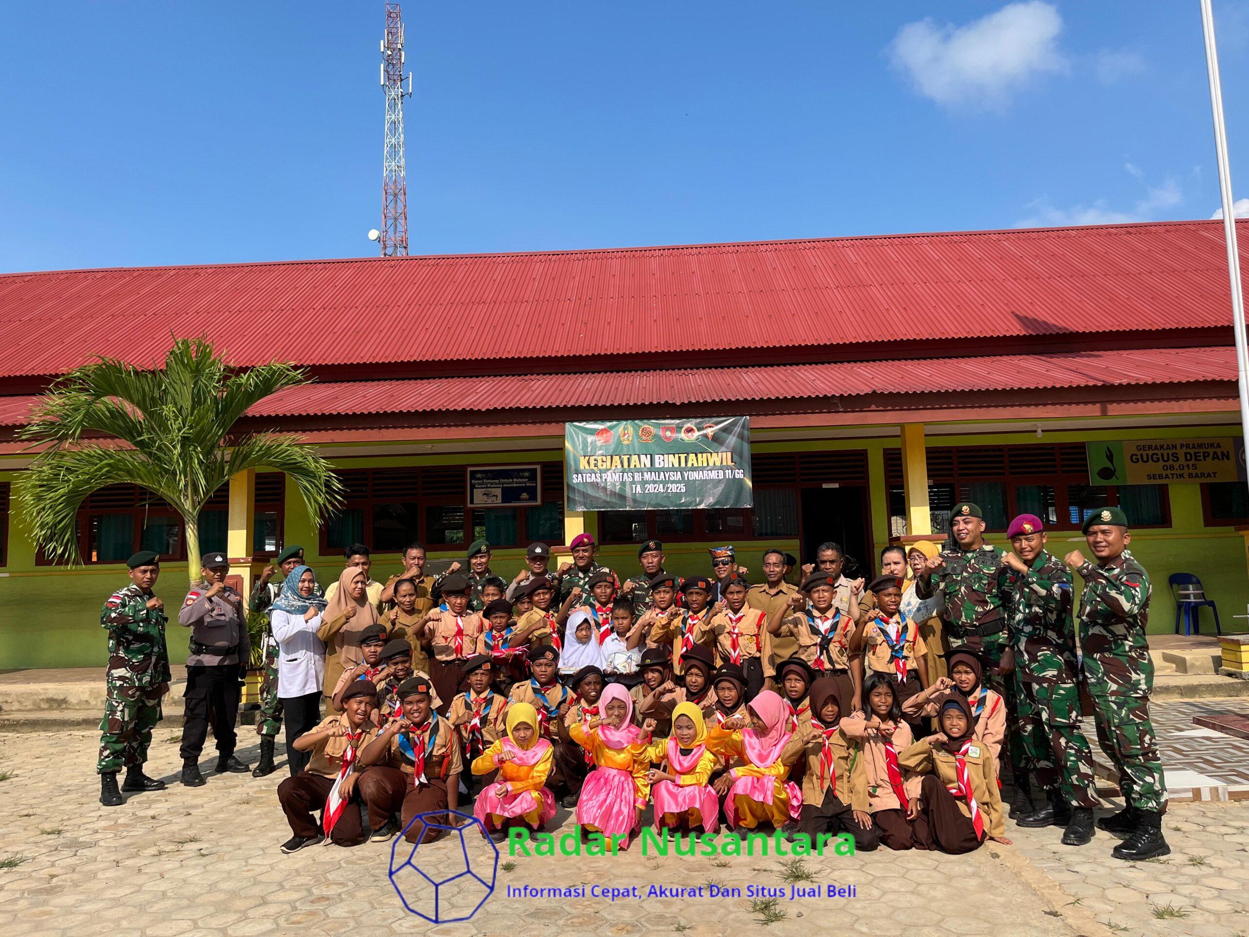 Satgas Pamtas Yonarmed 11 Kostrad Bagikan Alat Tulis di SD N 003 Sebatik Barat