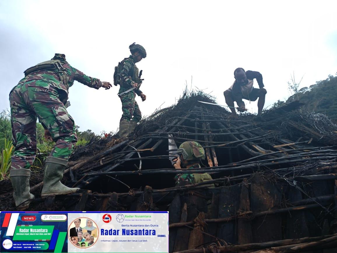 Satgas Buaya Putih Kostrad Gotong Royong Perbaiki Honai Masyarakat