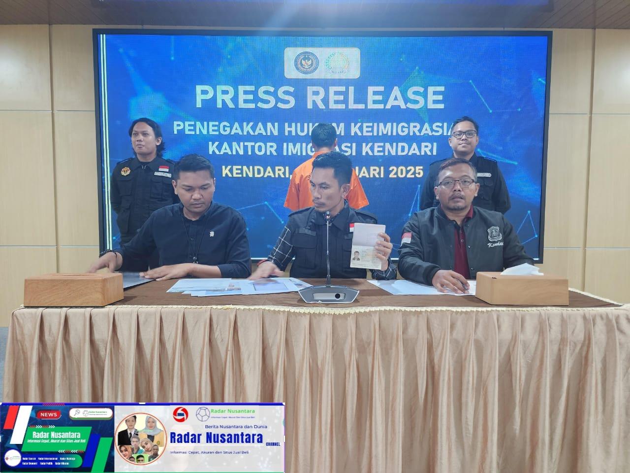 Tegas, Imigrasi Kendari Deportasi 1 WNA Asal China yang Bermasalah