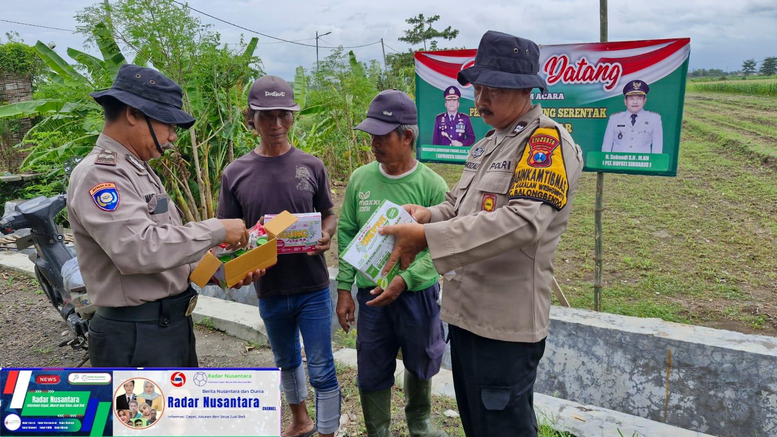 Polsek Balongbendo Serahkan Pupuk untuk Tanaman Jagung ke Masyarakat