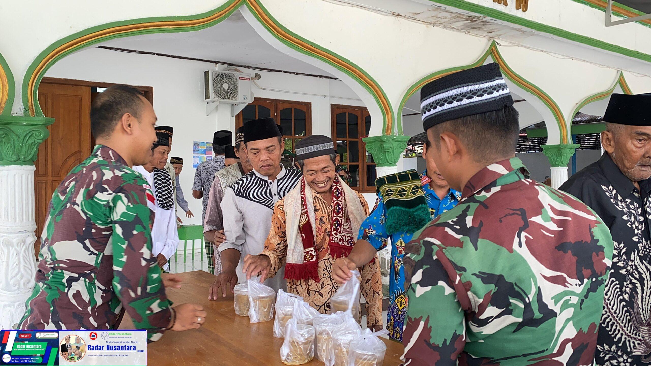 Berbagi Berkah di Hari Jum’at, Satgas Yonif 131/BRS Bagikan Makanan Seusai Pelaksanaan Ibadah Sholat Jum’at Papua