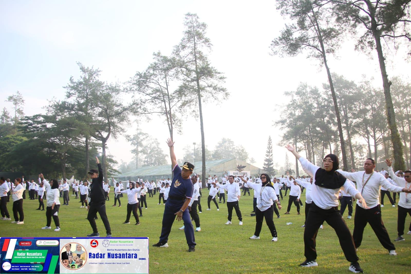 Peserta Retreat Magelang Semangat Ikuti Olahraga Pagi, Mendagri Tito Ikut Senam Pagi Bersama
