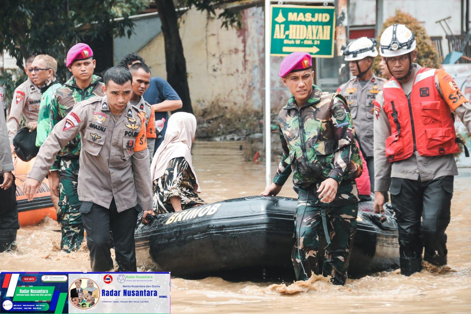 Aksi Tanggap Prajurit Pasmar 1 Korps Marinir Evakuasi Korban Banjir di Jakarta