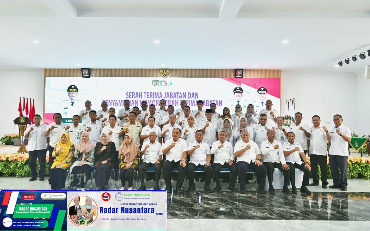 FOTO : Wakil Gubernur Sumatera Utara (Sumut) Surya, didampingi Wakil Ketua TP PKK Sumut Titiek Sugiarti Surya menghadiri Serah Terima Jabatan dan Penyampaian Memori Serah Terima Jabatan Bupati dan Wakil Bupati Asahan di Aula Melati Kantor Bupati Asahan Jalan Lintas Sumatera Kota Kisaran