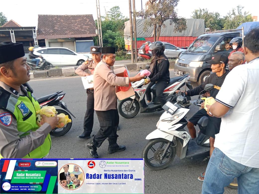 Polsek Balongbendo Bagikan Takjil Ramadhan