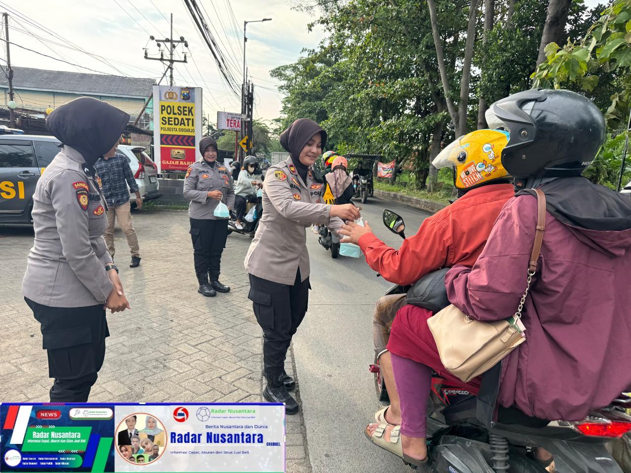 Polsek Sedati Berbagi Takjil Sambut Ramadhan Penuh Berkah