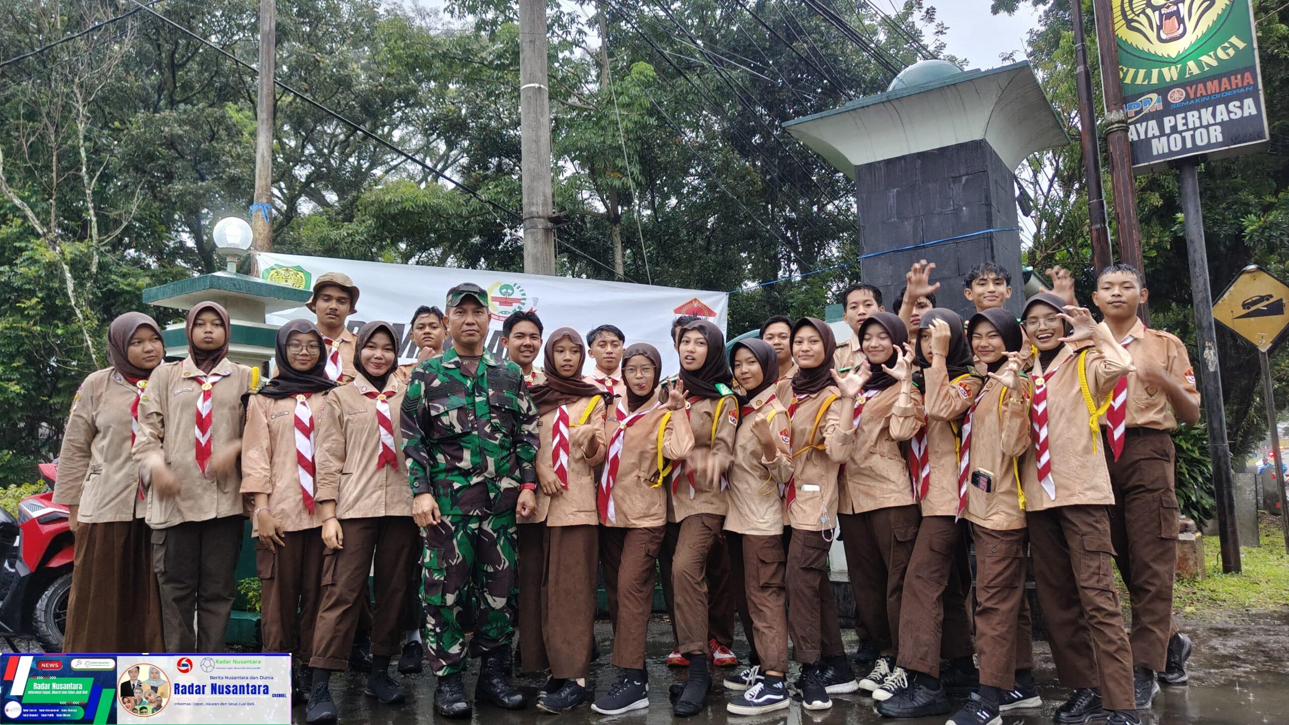 "Berkah Ramadhan, Kodim 0610/Sumedang Bersama Anggota Pramuka Saka Wira Kartika Bagikan Takjil"