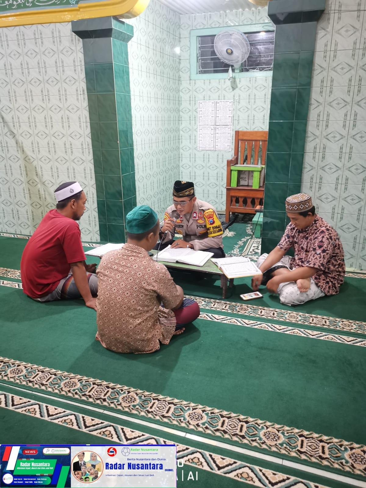 Kanit Binmas Polsek Krembung Semangat Tadarus Al Qur'an bersama Warga